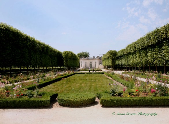 Versailles grounds leading lines